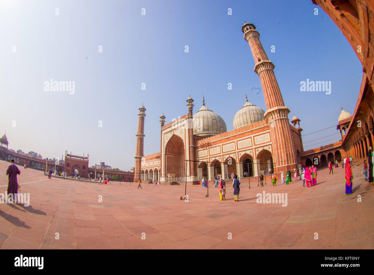 Delhi, Indien - 27. September 2017: unbekannte Menschen zu Fuß vor einem wunderschönen Jama Masjid Tempel, das ist die größte Moschee in Indien Delhi, Indien, Fischaugen-Effekt Stockfoto
