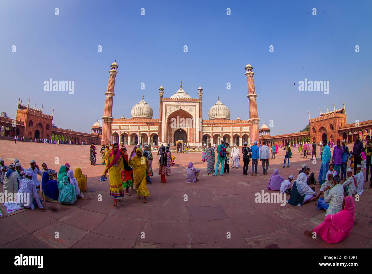 Delhi, Indien - 27. September 2017: Masse von Menschen zu Fuß vor einem wunderschönen Jama Masjid Tempel, das ist die größte Moschee in Indien Delhi, Indien, Fischaugen-Effekt Stockfoto