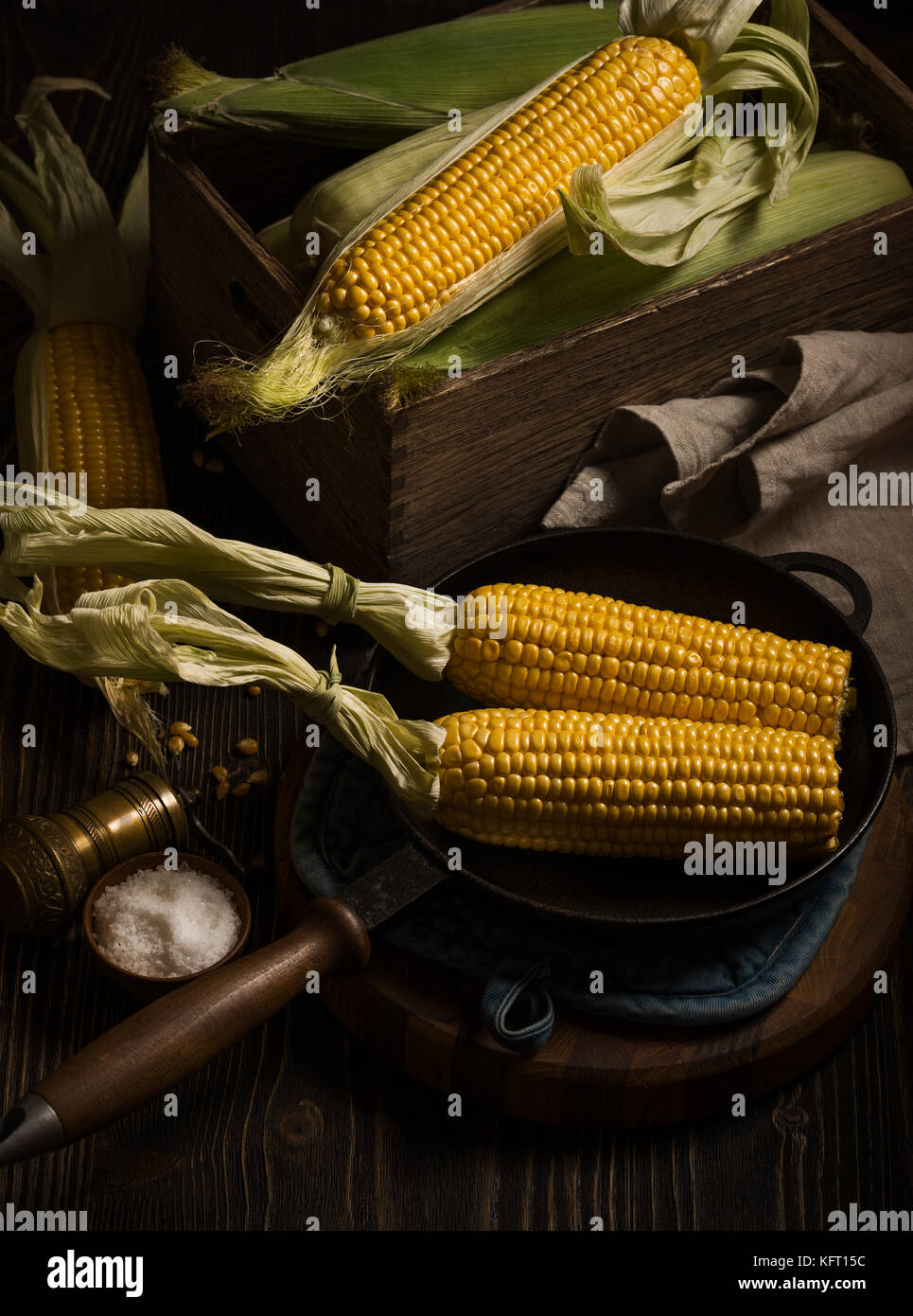 Maiskolben in der Bratpfanne Stockfoto