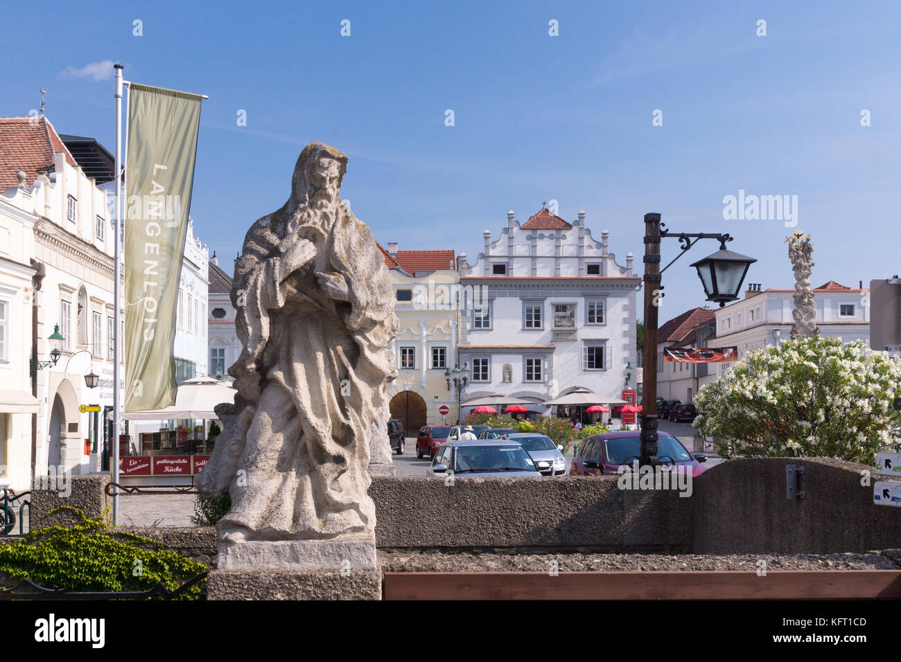 Die kornplatz (Hauptplatz) in Langenlois mit der Statue des Evangelisten Lukas. Langenlois ist der Wein Hauptstadt von Niederösterreich Stockfoto