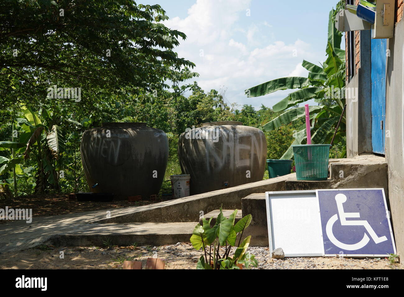 Deaktiviert Zeichen und Rampe außerhalb kleinen kambodschanischen Gebäude - Kambodscha Stockfoto