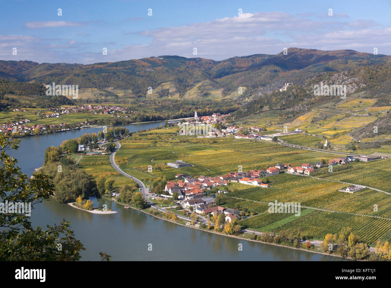 Ein herbstlicher Blick auf die regionalen Sehenswürdigkeiten der Abteikirche von Dürnstein und die Burgruine (Burgruine) Dürnstein in der Wachau Stockfoto