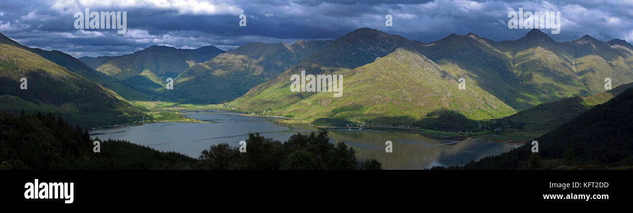 Five Sisters of Kintail und Loch Duich von Màm Ratagan, Scottish Highlands, Highland, Schottland, Großbritannien Stockfoto