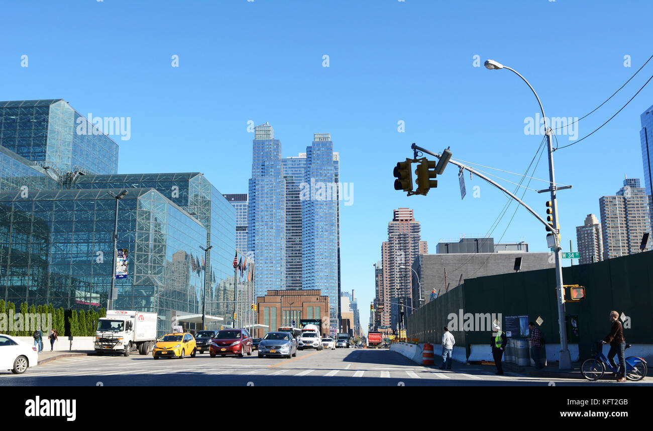 NEW YORK - 20. OKTOBER 2017: Der Verkehr wartet an der Kreuzung von West 34th Street und 11th Avenue. Das Jacob K. Javits Convention Center steht auf der Th Stockfoto