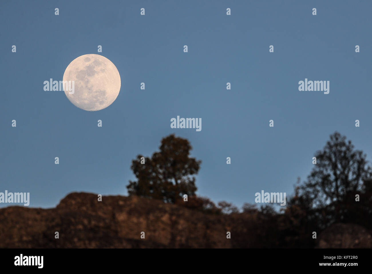 Luna Der Mond ist der einzige natürliche Satellit der Erde. Mit einem äquatorialen Durchmesser 1 km 3474 ist das Sonnensystem größten Satelliten, während 5. Stockfoto