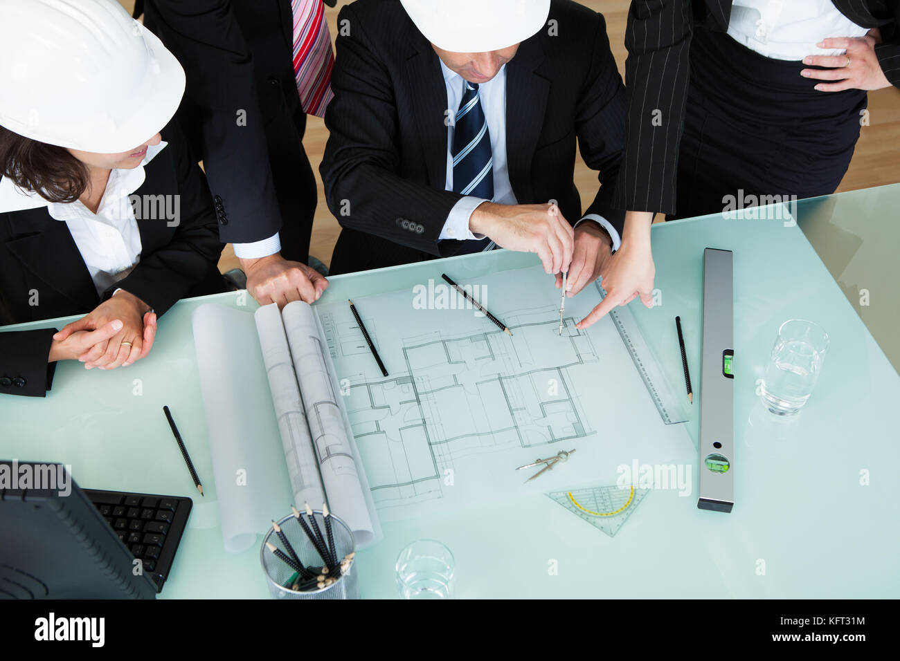 Ansicht von oben von einer Gruppe von Architekten oder Bauingenieuren diskutieren ein Entwurf auf dem Tisch vor Ihnen Stockfoto