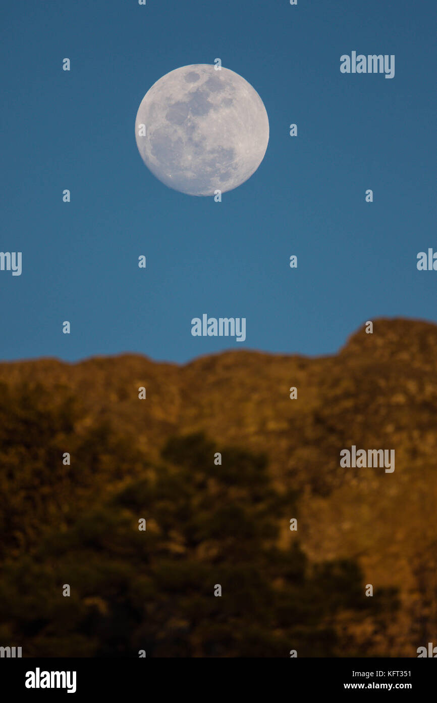 Luna Der Mond ist der einzige natürliche Satellit der Erde. Mit einem äquatorialen Durchmesser 1 km 3474 ist das Sonnensystem größten Satelliten, während 5. Stockfoto