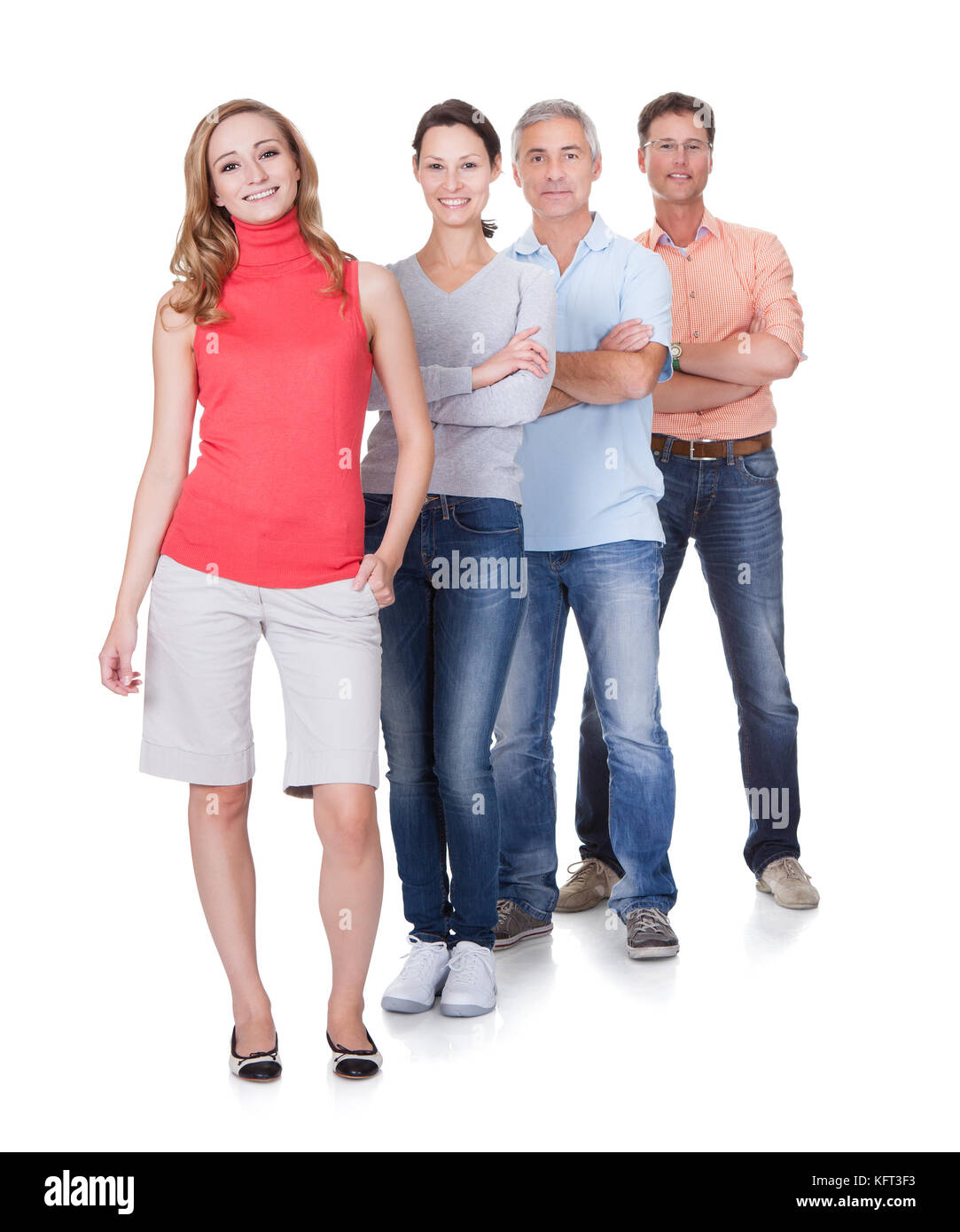 Vier im mittleren Alter attraktiver Geschäftspartner oder Freunde gekleidet in Freizeitkleidung stehend in einer schrägen Linie Stockfoto