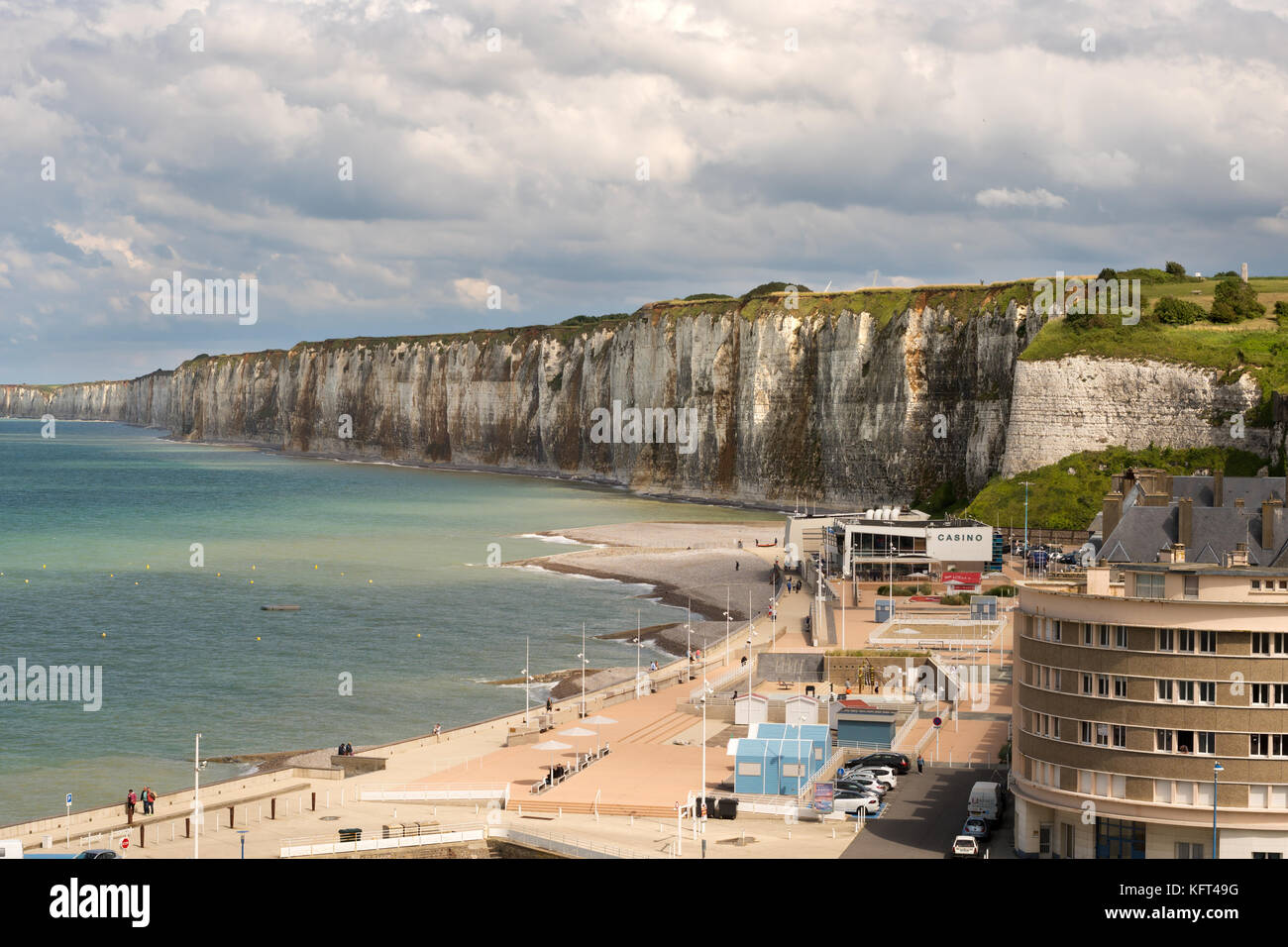 Die Strandpromenade und die weißen Kalkfelsen in Saint Valery en Caux, Normandie, Frankreich, Europa Stockfoto