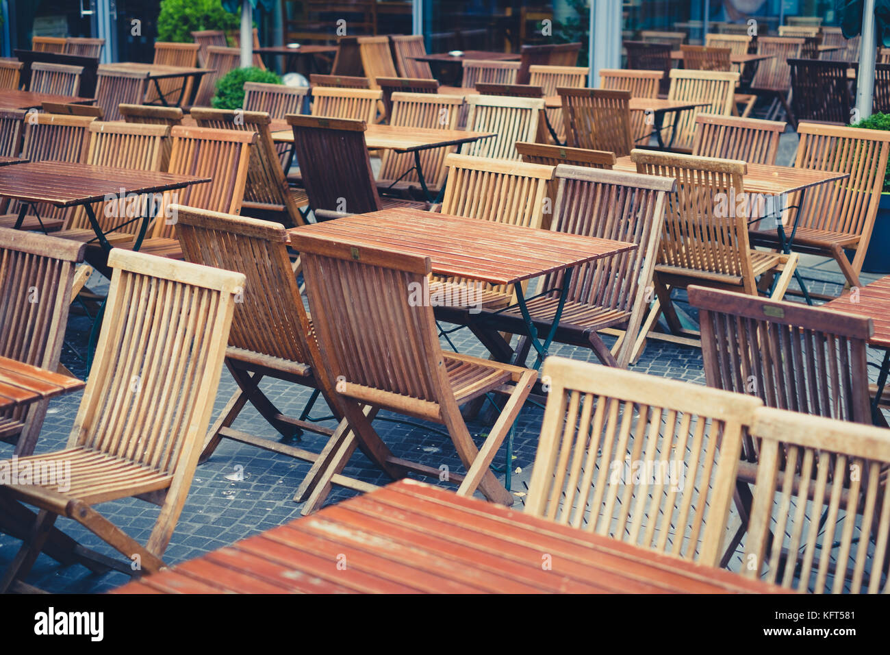 Leeren Restaurant - Stühle und Tische im Freien Stockfoto