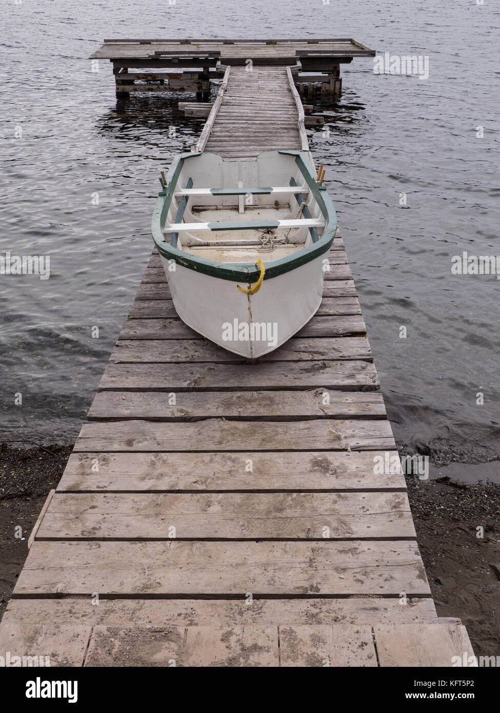 Boot auf dem Dock, Woody Point, Neufundland, Kanada. Stockfoto