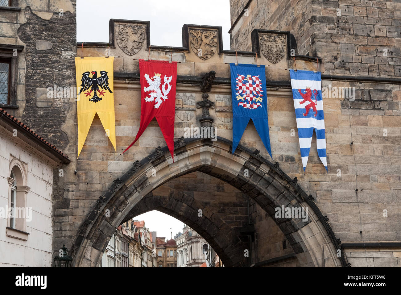 Mittelalterliche Flaggen des Altstädter Brückenturms, Karlsbrücke, Prag Stockfoto