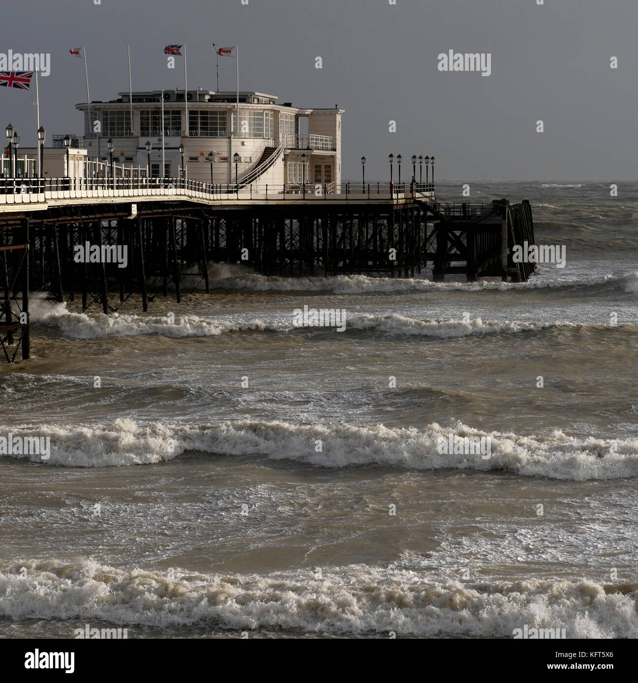 AJAXNETPHOTO. 2017. WORTHING in Sussex, England. - Herbst Stürme - raue See TEIG DER KÜSTE. Foto: Jonathan Eastland/AJAX REF: GX 173110 398 2 Stockfoto