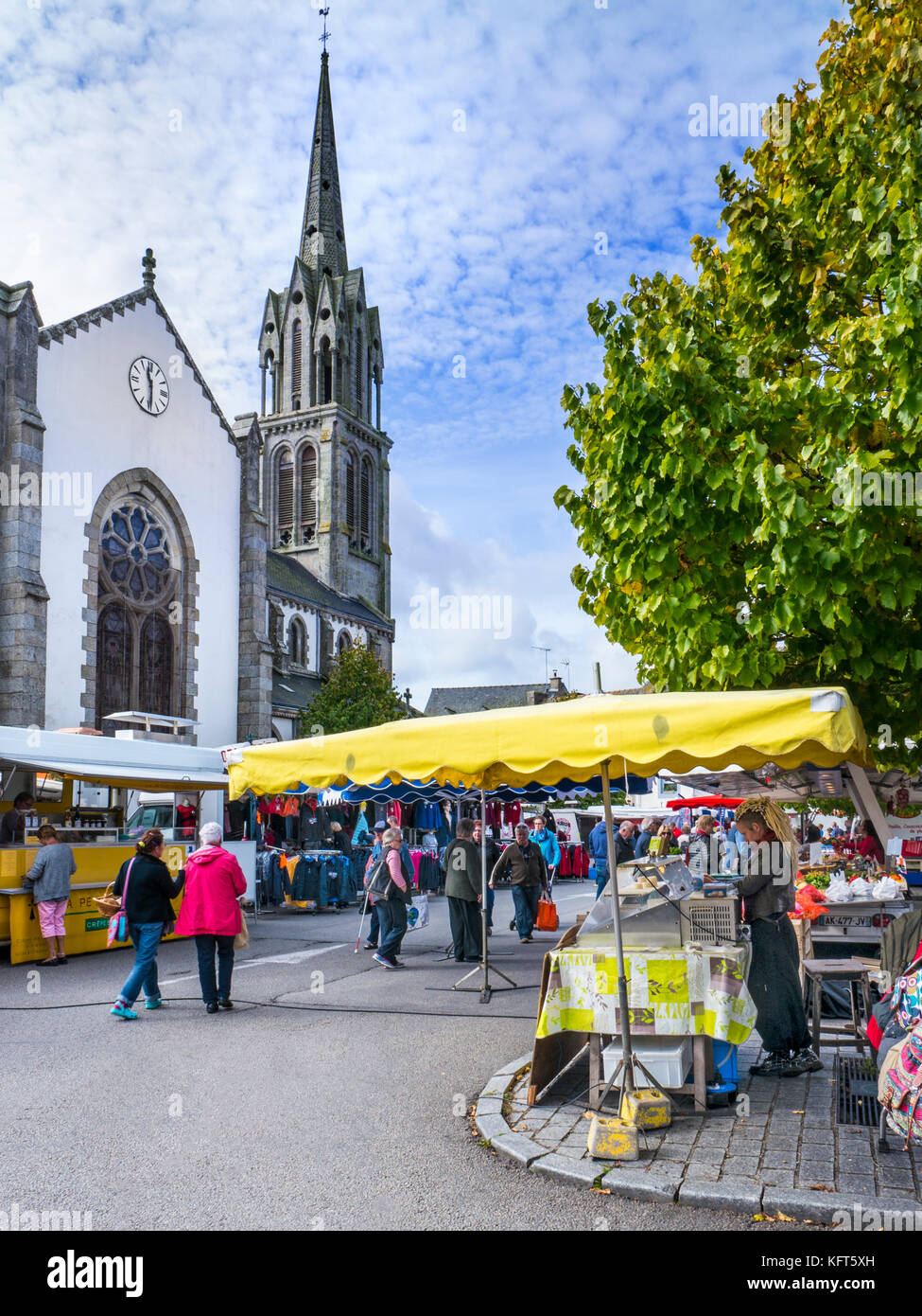 Moëlan sur Mer Bretagne kleiner charmanter lokaler französischer Kirchplatz Wöchentliche allgemeine Straßenmarkt Bretagne Frankreich Stockfoto