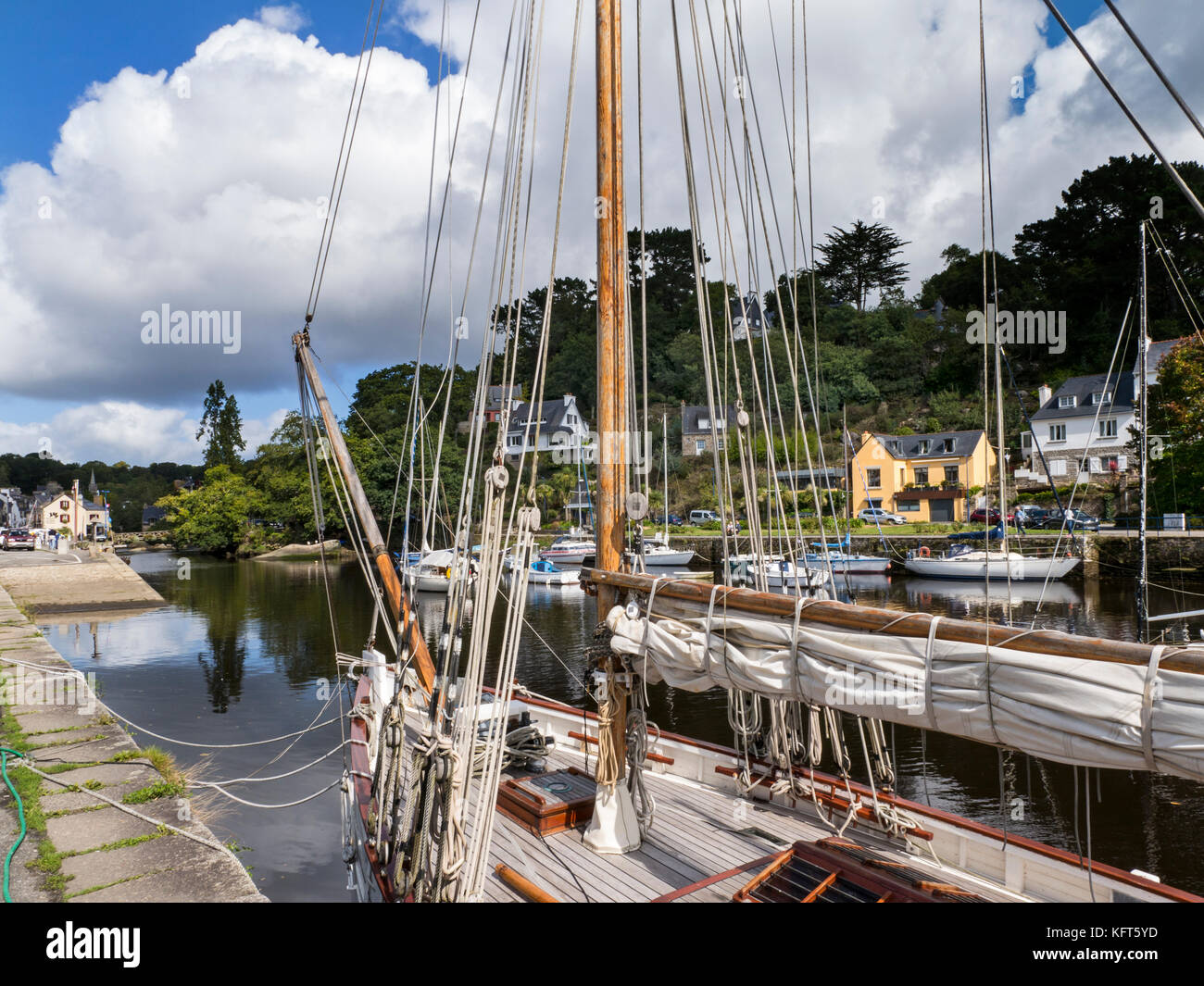 Pont-Aven mit traditionellen historischen Segelboot rigging und Häuser am Ufer des Flusses Aven Finistère in der Bretagne Frankreich Stockfoto