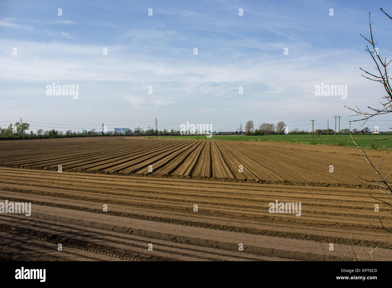 Frisch gepflügten Feldes mit Blick von eggborough Power Station im Hintergrund Stockfoto