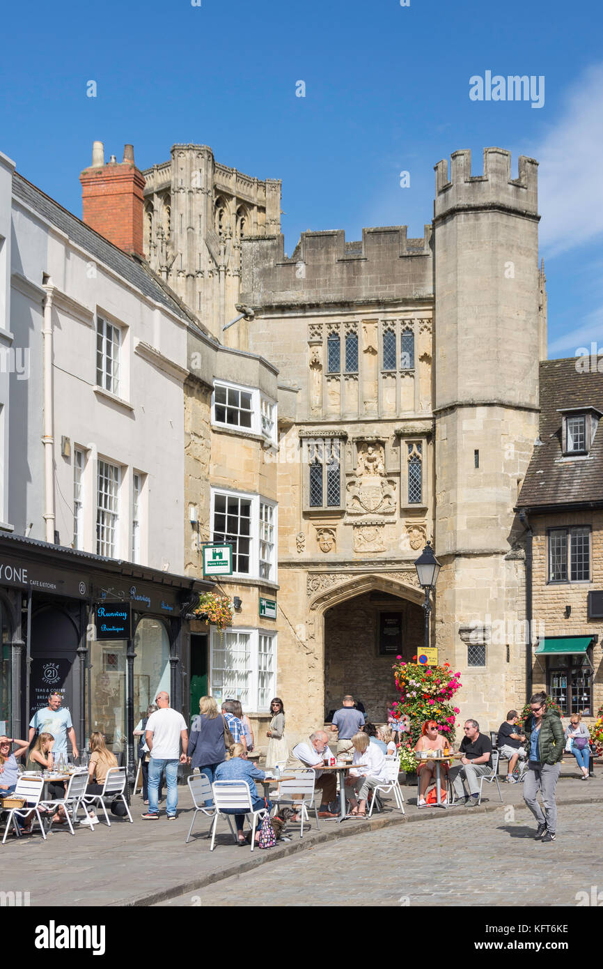 "Mittellos Portal "Gateway Kathedrale Eingang, Marktplatz, Brunnen, Somerset, England, Vereinigtes Königreich Stockfoto