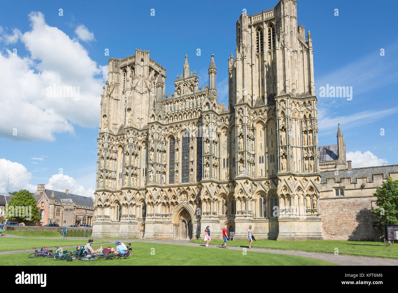 Westfassade der Kathedrale von Wells, Wells, Somerset, England, Vereinigtes Königreich Stockfoto