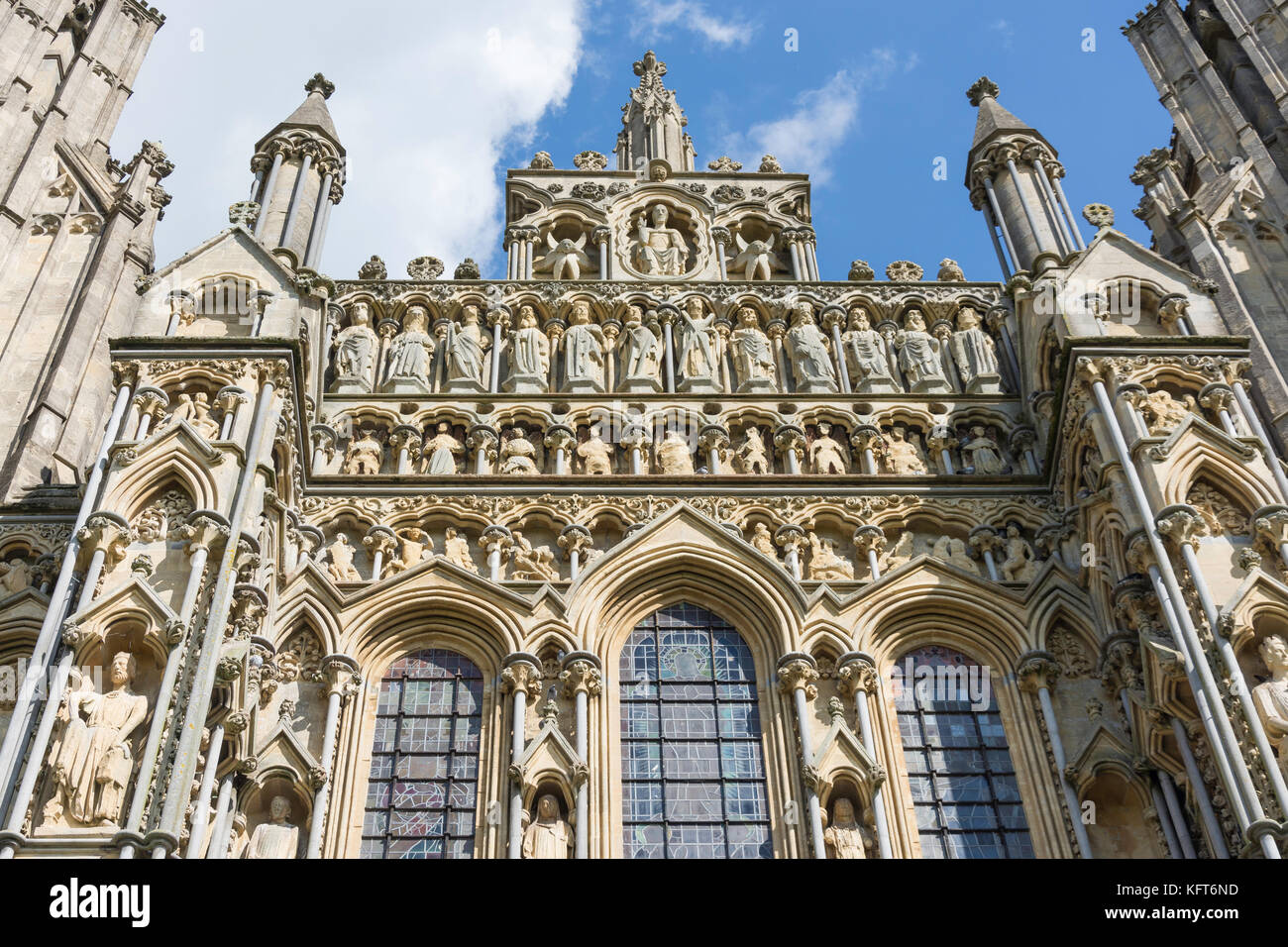 Christus der Richter und zwölf Apostel auf die Westfassade der Kathedrale von Wells, Wells, Somerset, England, Vereinigtes Königreich Stockfoto