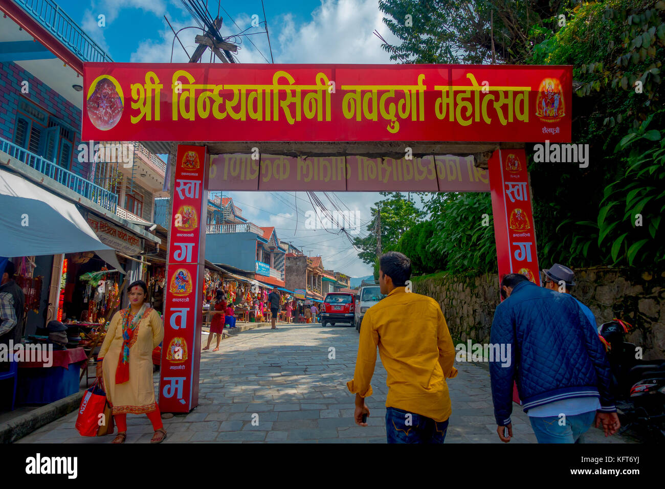Kathmandu, Nepal - September 04, 2017: unbekannte Menschen zu Fuß in den Morgen Markt, unter einer rot grosse informative Zeichen in Kathmandu, Nepal. Der Morgen Markt in der Nähe des Annapurna Tempel im Zentrum von Kathmandu gelegen ist, Nepal Stockfoto