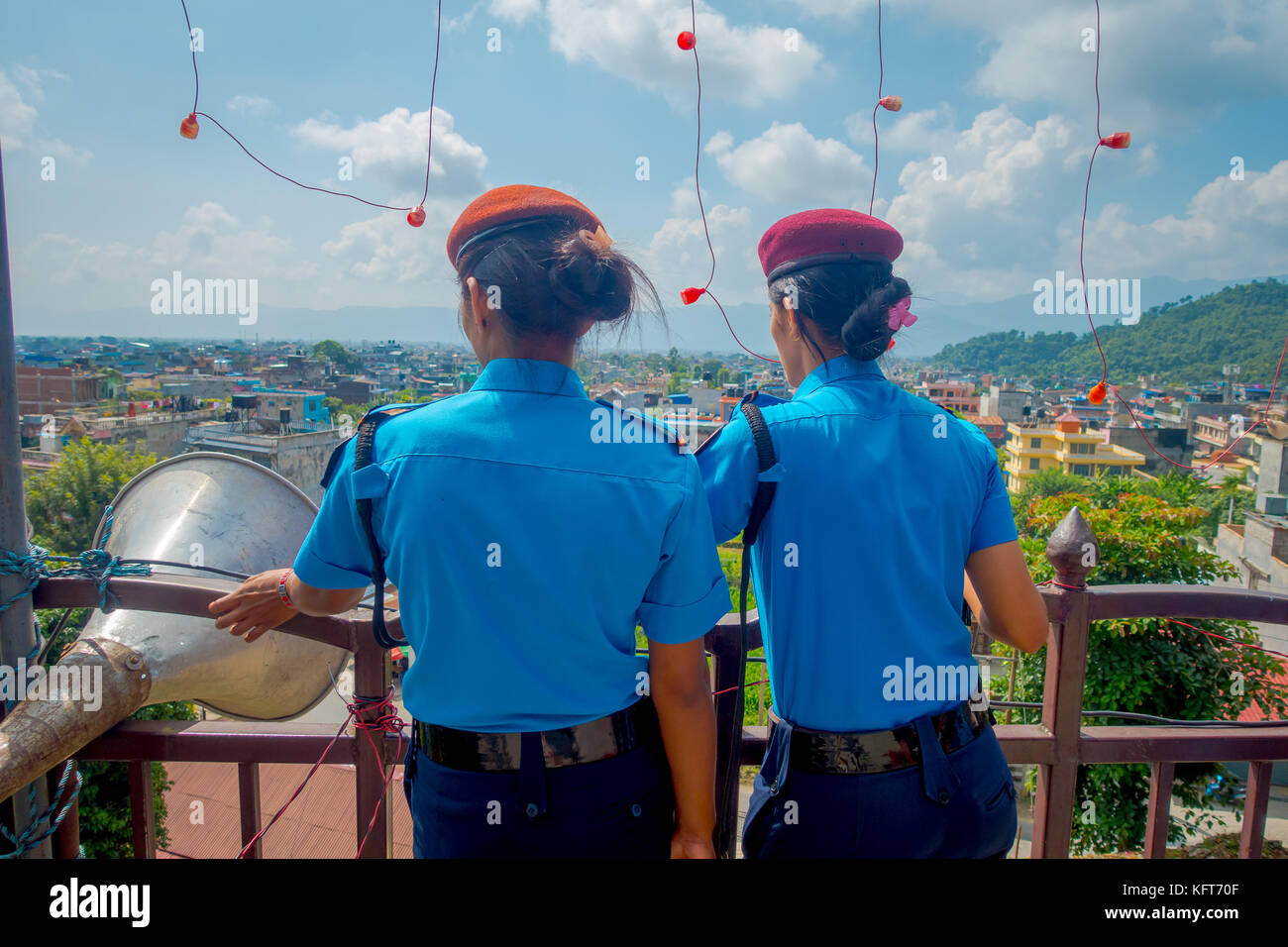 KATHMANDU, NEPAL - 04. SEPTEMBER 2017: Porträt zweier Wärterinnen, die der Kamera einen Rücken geben, von der nepalesischen Armee, die sich vor dem Eingang des Bindabasini-Tempels in einem Naturhintergrund für die Kamera posiert Stockfoto