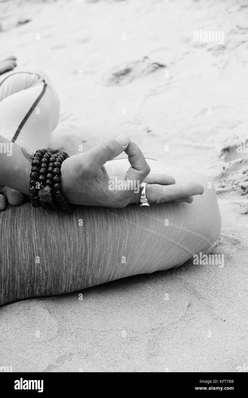 Yoga lotus Position am Strand Hintergrund Kopie Raum ruhig entspannt Beach wave Lager, Foto, Photo, Bild, Bild, Stockfoto