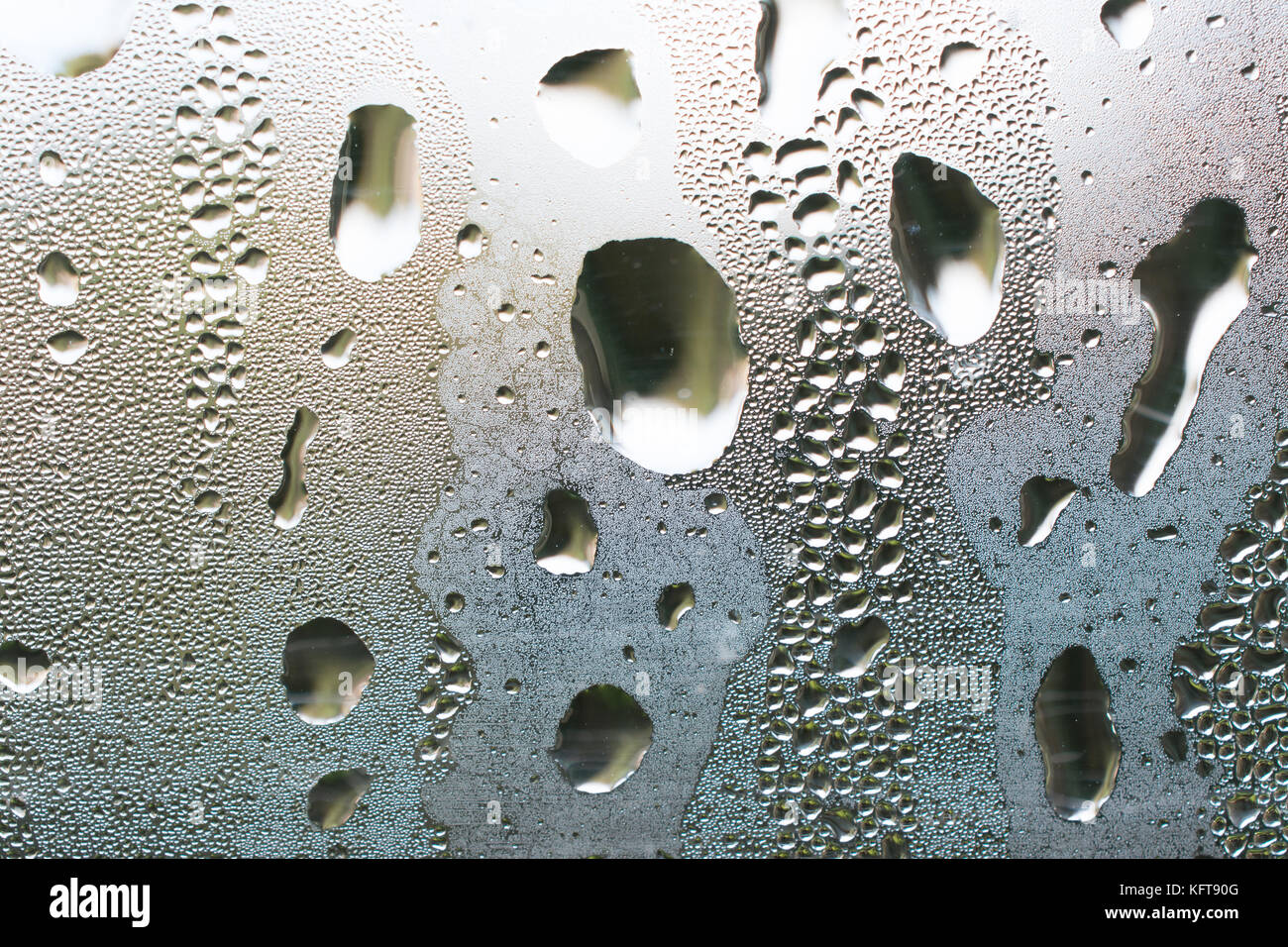 Wasserdampf in kalten Glas Fenster. Winter Hintergrund Stockfoto