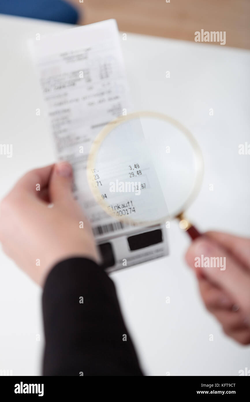 Nahaufnahme der Geschäftsfrau zu prüfen, durch die Lupe suchen Stockfoto