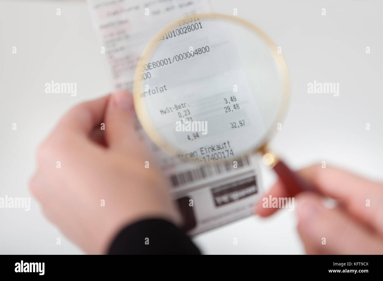 Nahaufnahme der Geschäftsfrau zu prüfen, durch die Lupe suchen Stockfoto