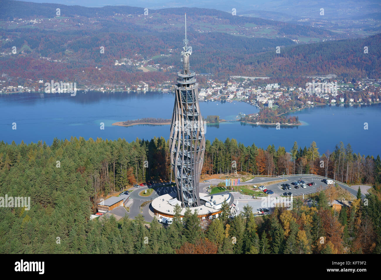LUFTAUFNAHME. Futuristischer Holzturm für Beobachtung und Fernsehübertragung (Höhe: 100m). Pyramidenkogel, Wörthersee, Kärnten, Österreich. Stockfoto