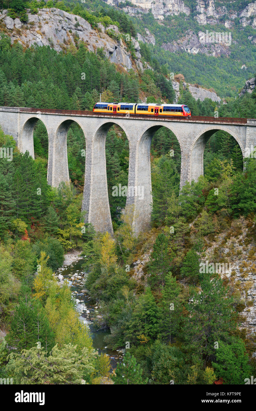 Pendler- und Sightseeing-Zug auf einem Viadukt über den Coulomp River. ANNOT, Alpes-de-Haute-Provence, Frankreich. Stockfoto