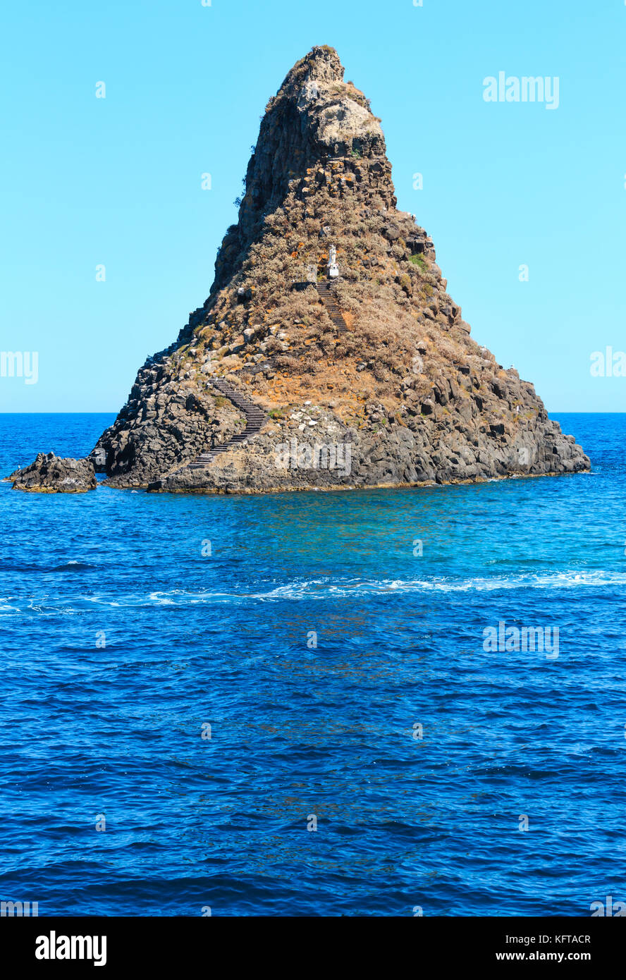 Zyklopische Küste und den Inseln des Zyklopen auf Aci Trezza Stadt (Italien, Sizilien, 10 km nördlich von Catania). als isoles dei Ciclopi Faraglioni bekannt. Stockfoto