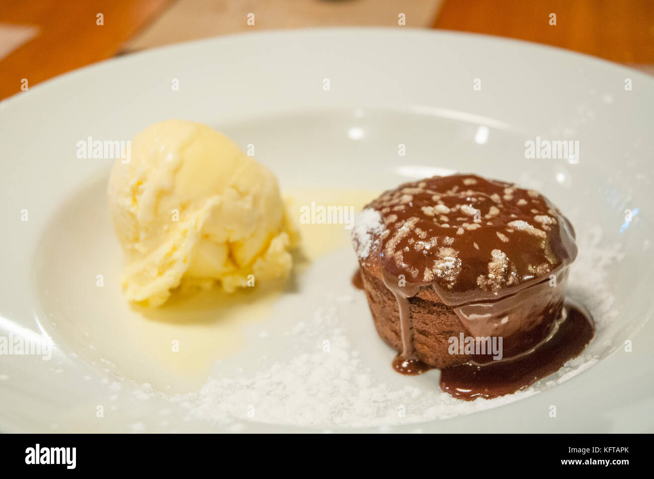 Schokoladenkuchen mit vanila Eis. Stockfoto