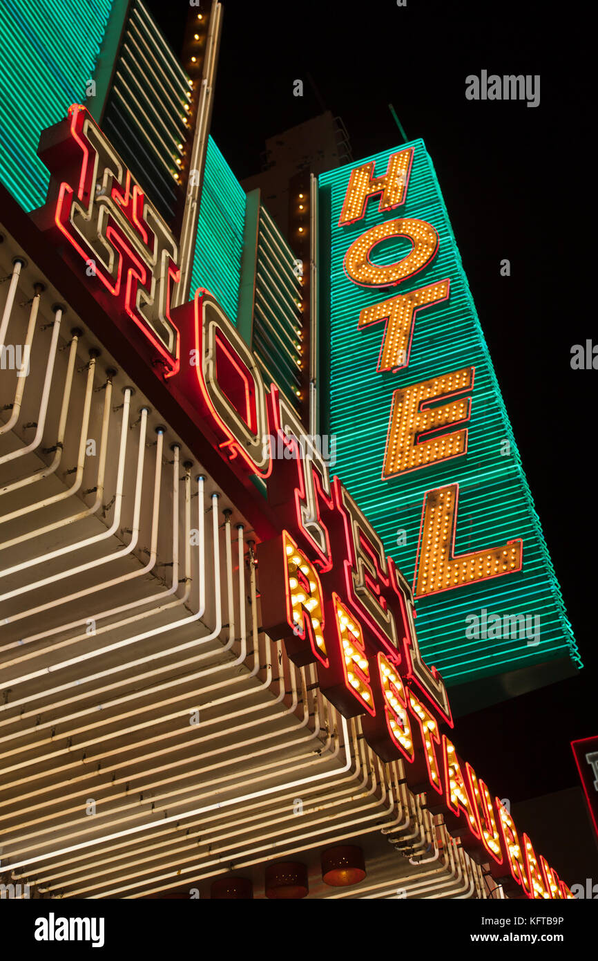Neonbeleuchtete Hotelfassaden in der Nähe der Fremont Street, Las Vegas Stockfoto