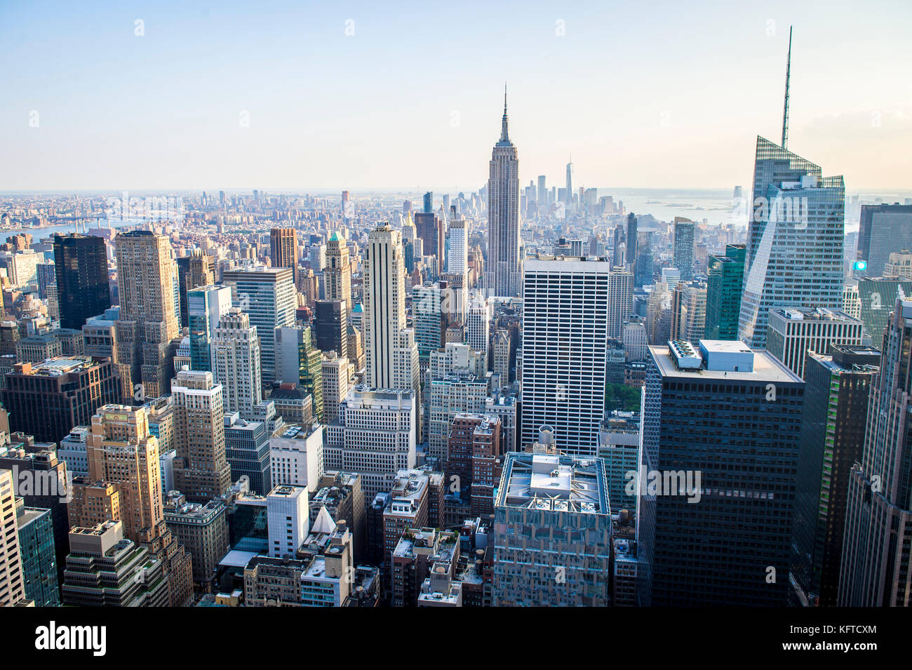 Weiche Sonnenuntergang Blick auf die Midtown Manhattan Skyline von New York City nach Süden Stockfoto