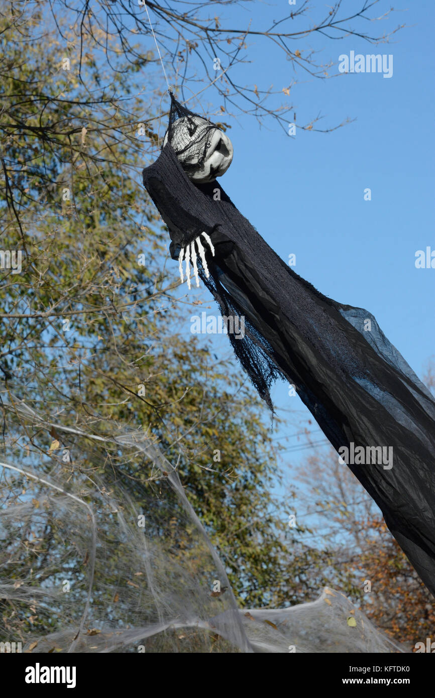 Schwarz Halloween Skelett ghoul Fliegen in den Wind Stockfoto