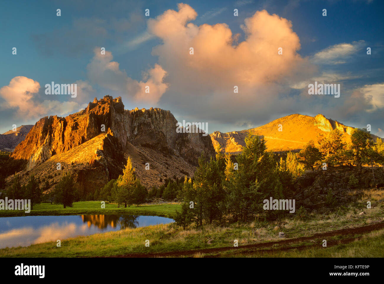 Smith Rock State Park bei Sonnenuntergang. Oregon. Stockfoto