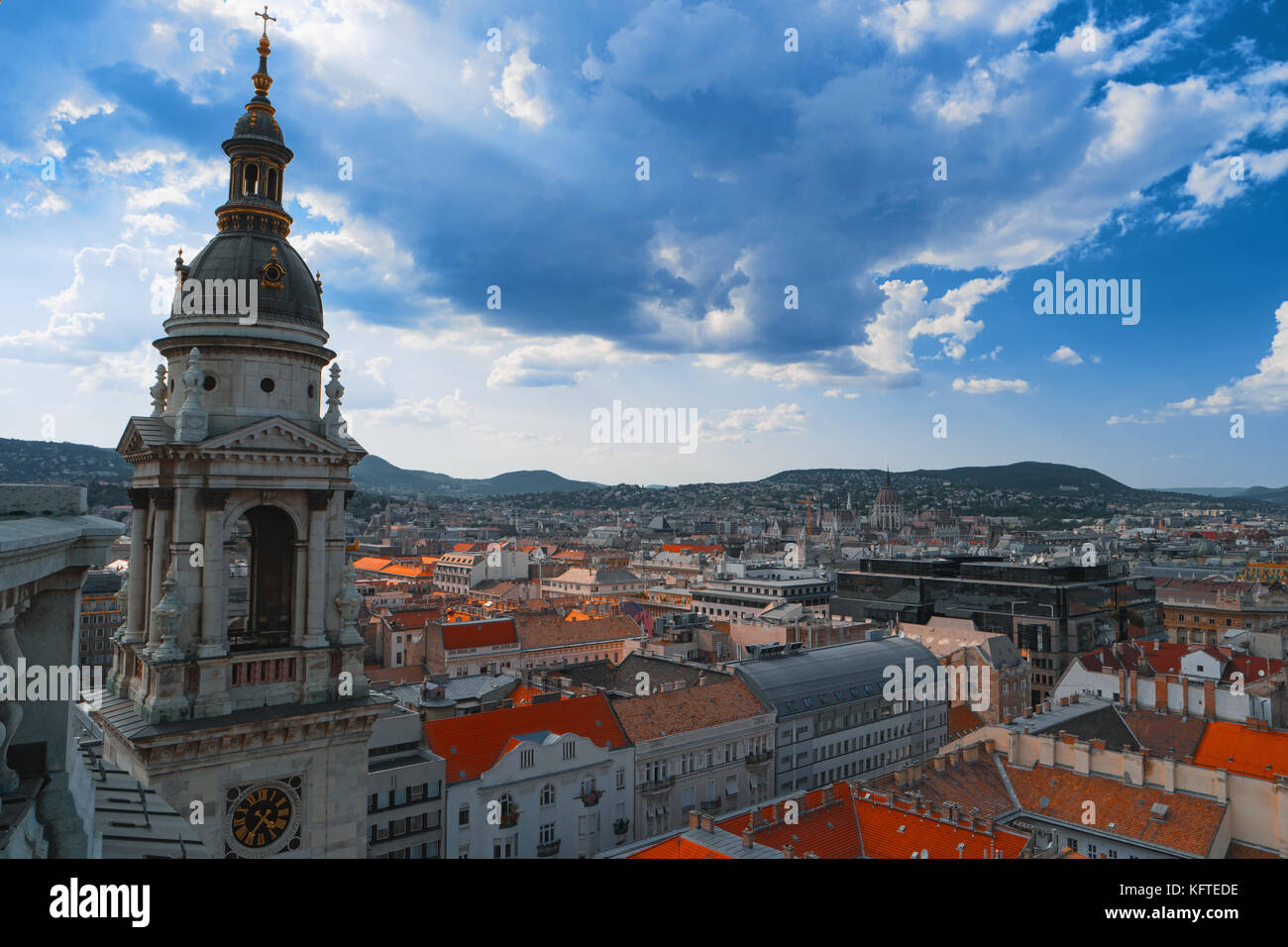 Budapest City Skyline, Ungarn, Europa. nach oben Blick auf das City center mit hungalian Parlament im Hintergrund. Glocke der St.-Stephans-Basilika. Panorama von Stockfoto