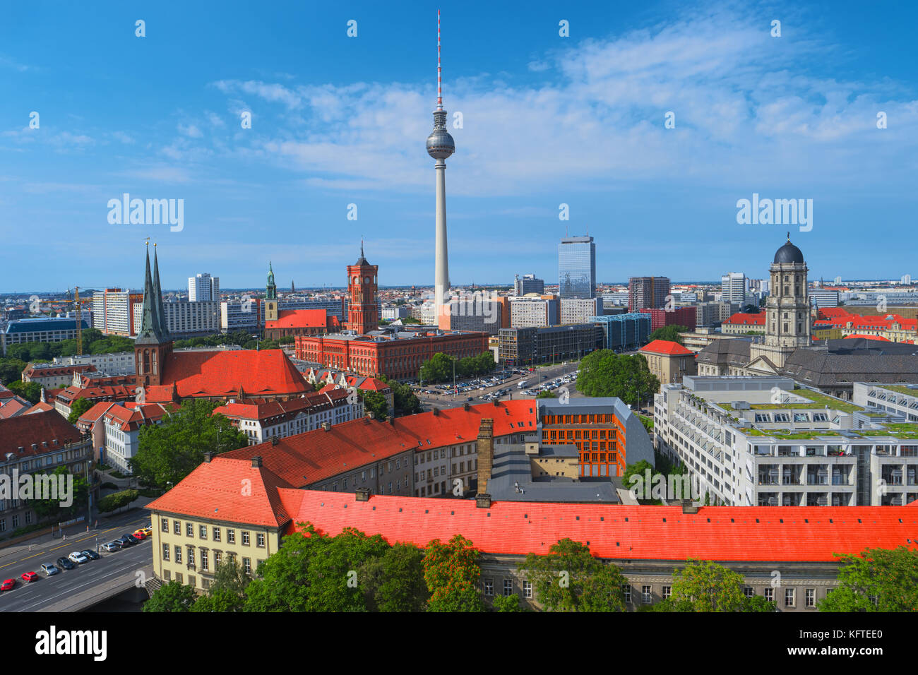 Luftaufnahme des Berliner Skyline in sonnigen Sommertag, Deutschland, Europa. Stadt-Panorama mit berühmten Sehenswürdigkeiten in Berlin. Stadtzentrum mit Fernsehturm, Stockfoto