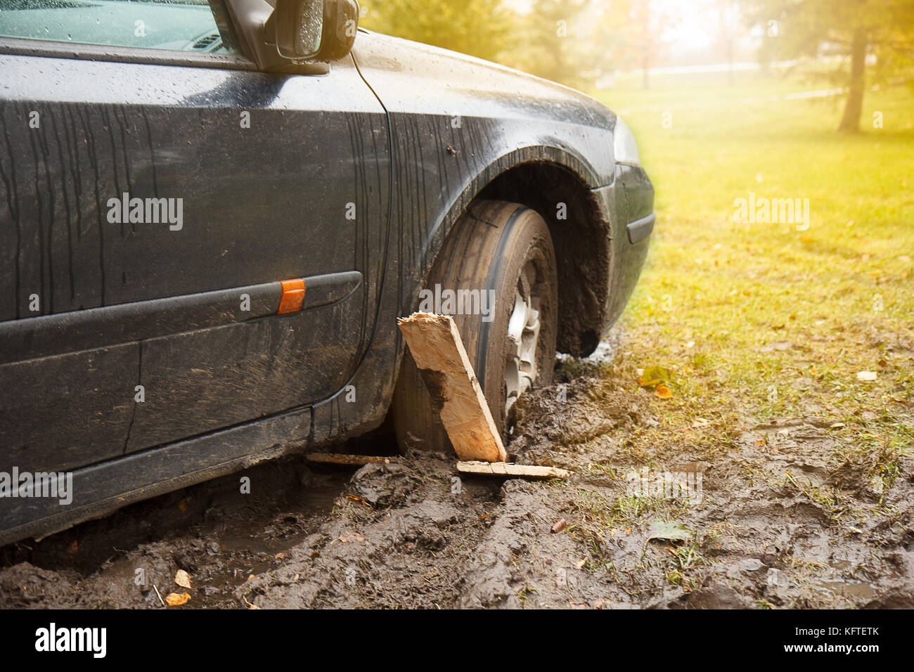 автомобиль под снегом. ваз 2107 вишневого цвета. в россоши угнали ваз 2107 2022 год. таз за 40 тысяч прикол. машина стояла месяц без движения.