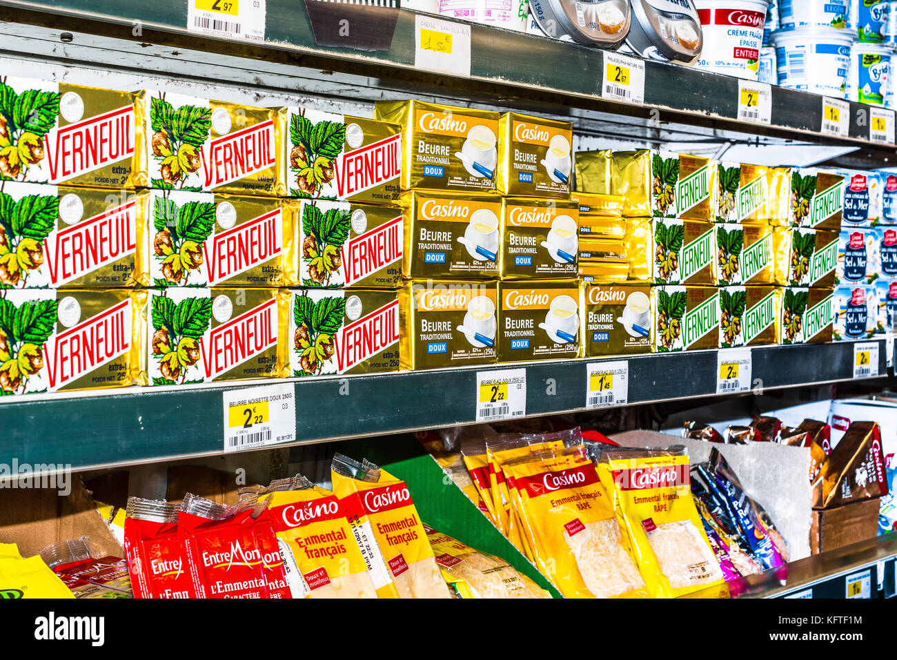 Packungen mit Butter auf shop Regal - Frankreich. Stockfoto