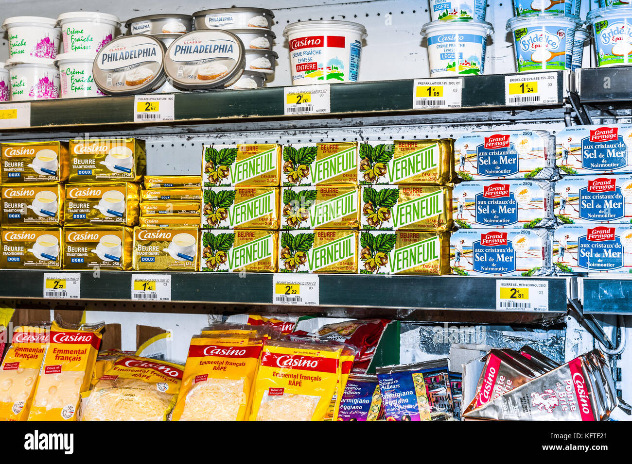 Packungen mit Butter auf shop Regal - Frankreich. Stockfoto