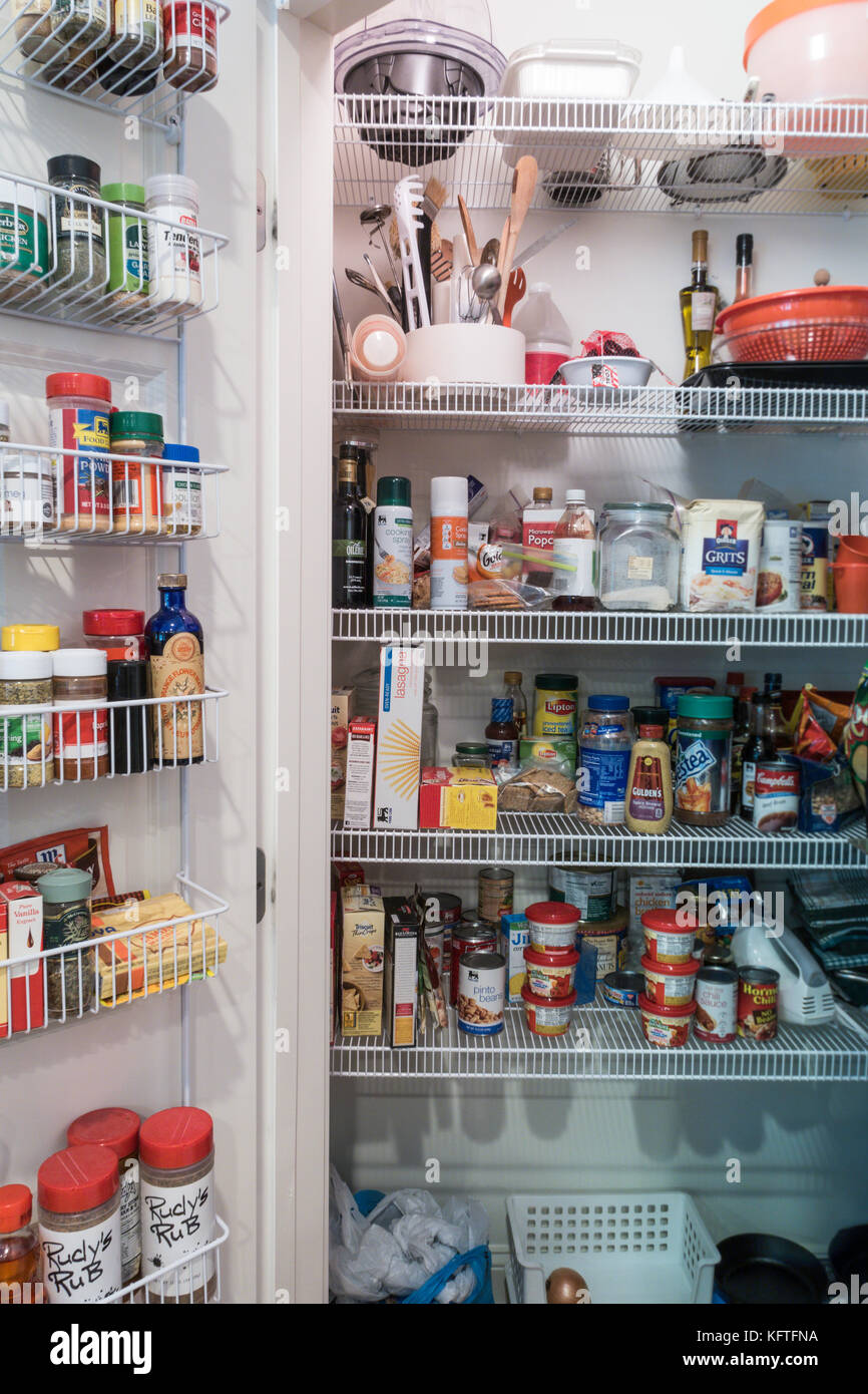 Große begehbare Küche Pantry, USA Stockfoto