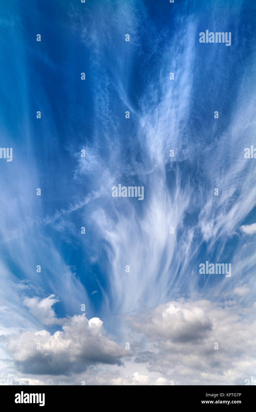 CONCEPT SKY WOLKEN Flugzeuge mit Wolken verbinden sich zu interessanten visuellen Mustern Stockfoto