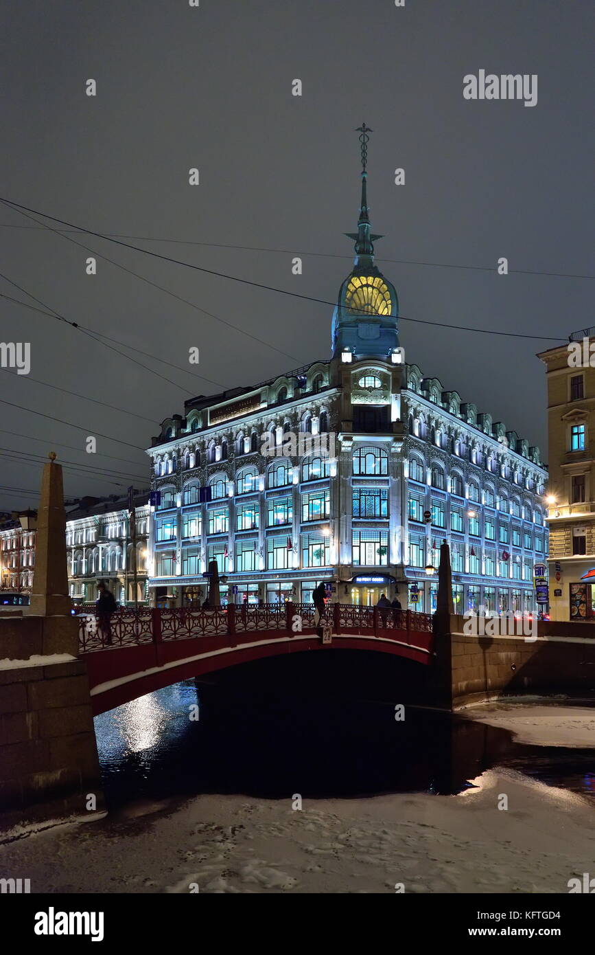 St. Petersburg, Russland - 09. November 2016: Der Sänger Haus und rote Brücke an der Moika Damm bei Nacht im Winter Stockfoto