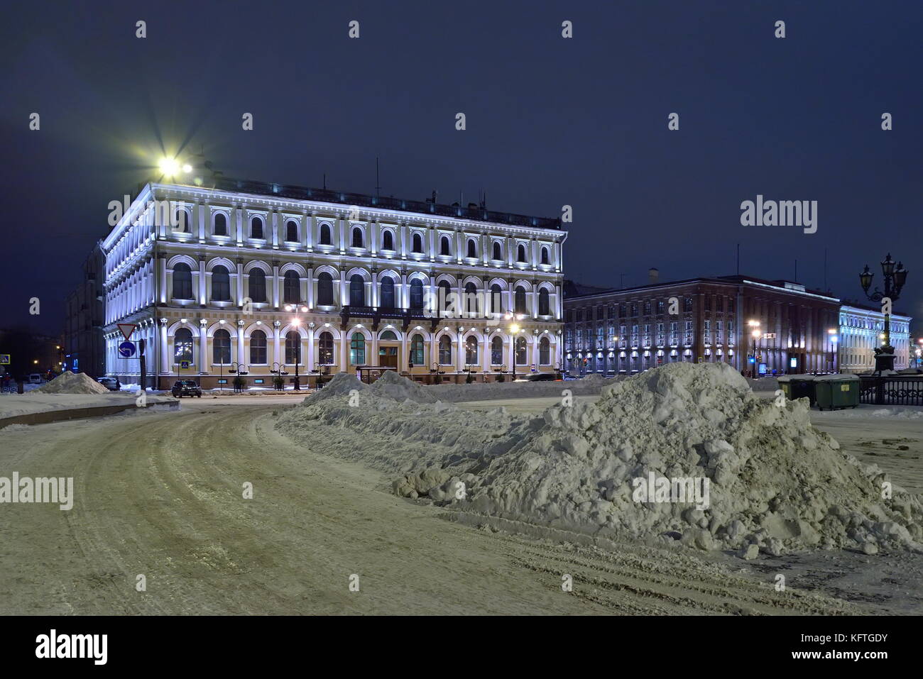 Der Schnee vor der Produktion Institut. vavilov Nacht Stockfoto