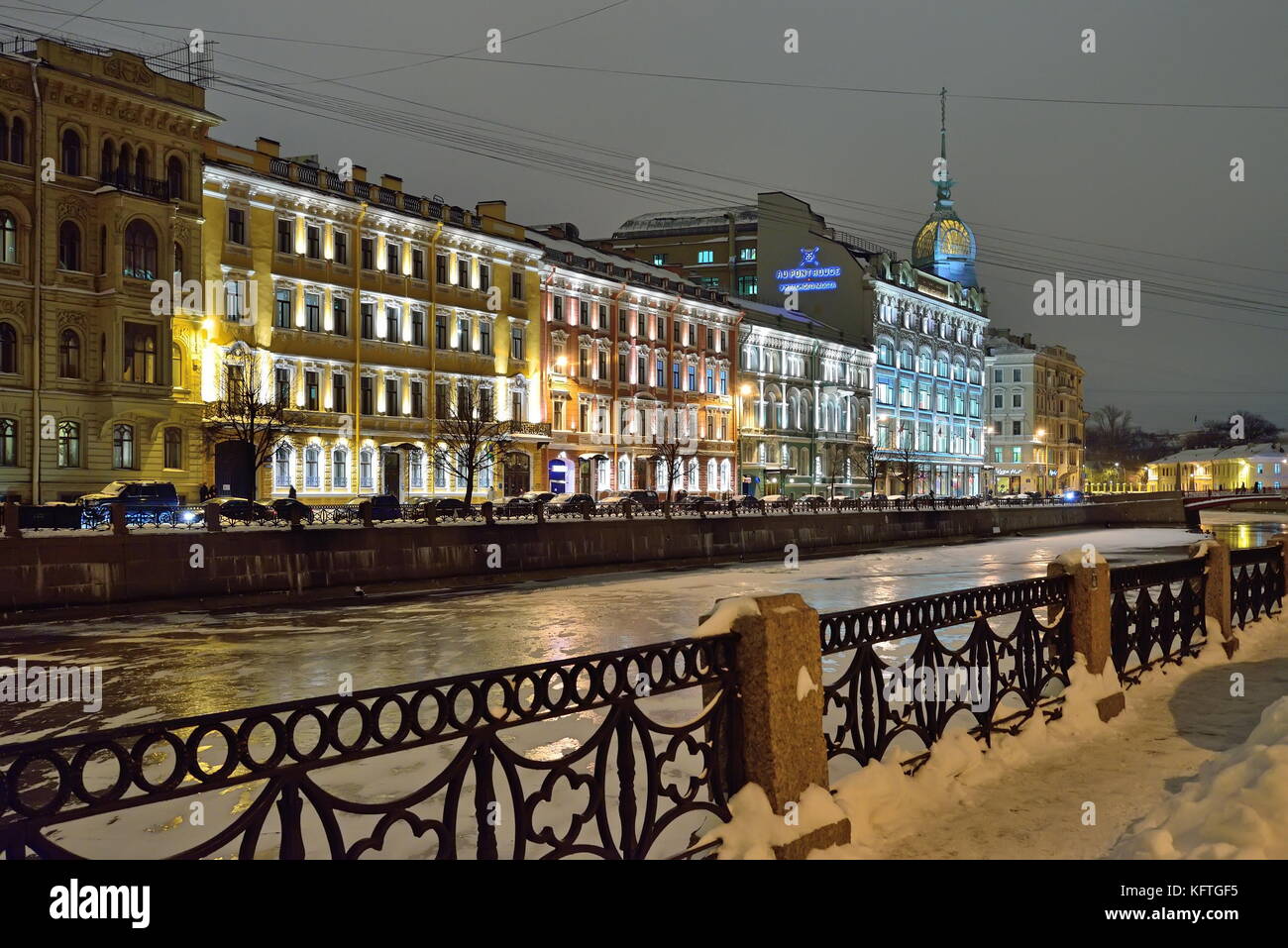 St. Petersburg, Russland - 09. November 2016: Der Damm des Flusses Moika und der Sängerin Haus Nacht im Winter Stockfoto