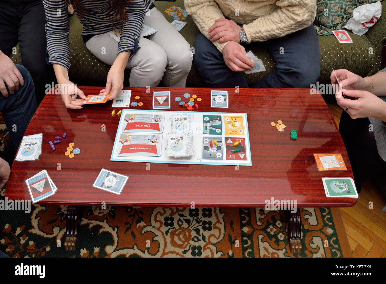 Sankt Petersburg, Russland - 06 Januar 2017: eine Gruppe von Leuten, die ein Spiel spielen nefarious auf dem Couchtisch. Stockfoto