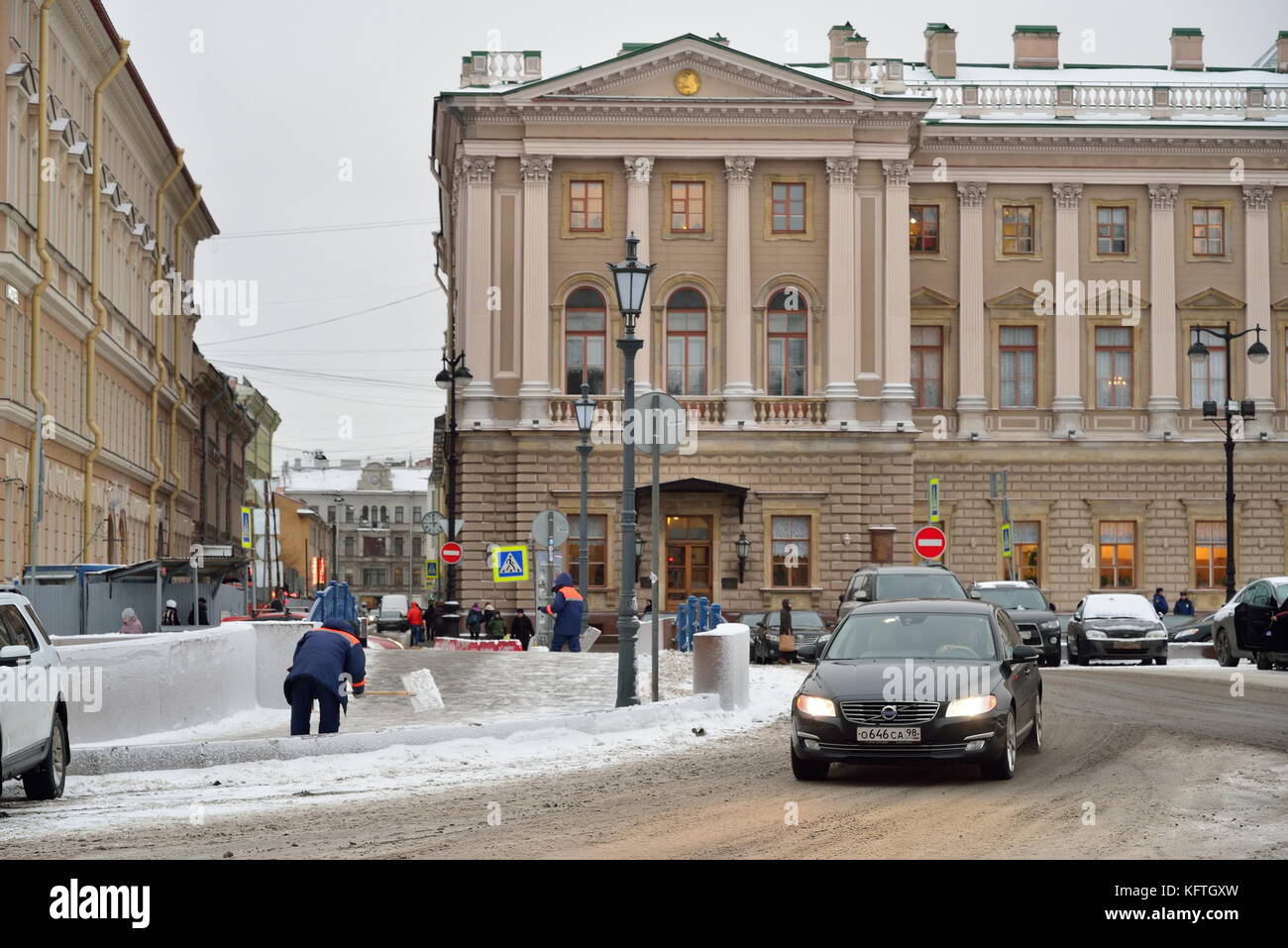 Sankt Petersburg, Russland - 12. Januar 2017: Hausmeister Gastarbeiter sauber Schnee auf der blauen Brücke in der Nähe der gesetzgebenden Versammlung des st. petersburg Stockfoto