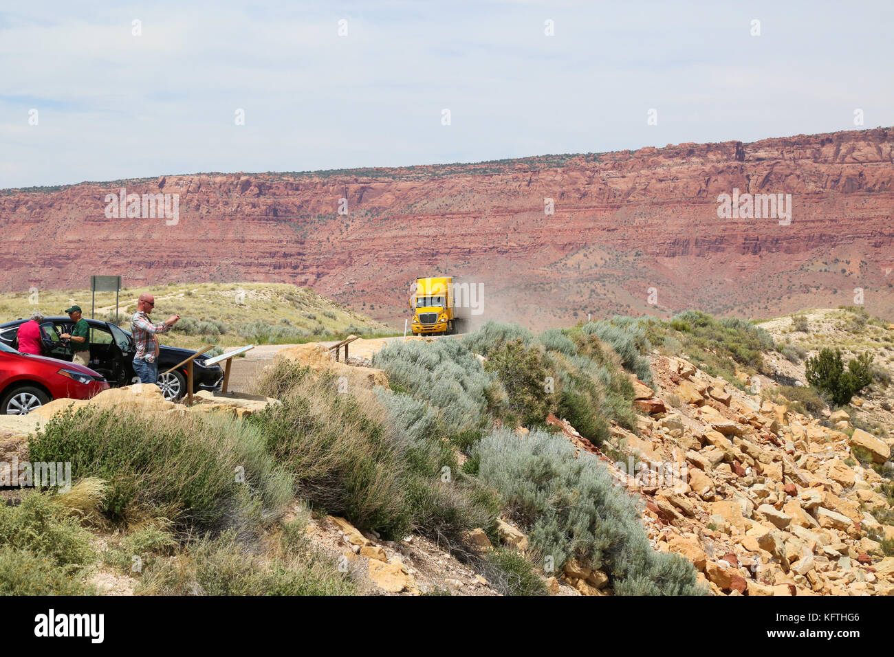 Ein Traktoranhänger kämpft eine steile Straße in Richtung des hinauf Blick Auf Den House Rock Canyon Stockfoto